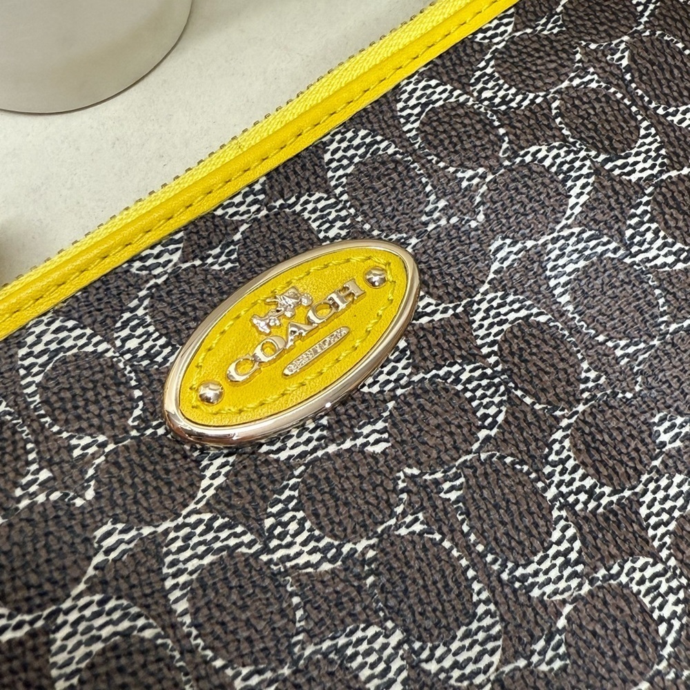 (new+tag) Coach signature monogram zippy wristlet wallet - fits iPhone Pro Max - Picture 3 of 10